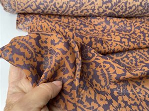 Fastvævet viscose - semitransparent og smukke blomster i cognac